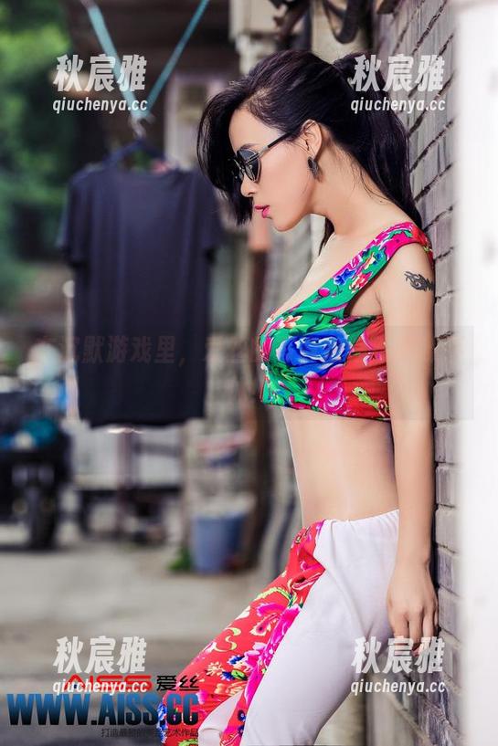 在沉默游戏里，爱丝的写真教你不喋喋不休！