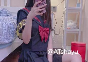 原图探秘：AT鲨和她的灰色裤袜，真是色彩的奇妙碰撞！