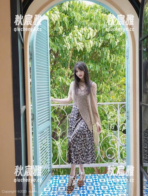 Xiuren秀人网 - 手里的西希白兔女王写真图包：真的是满满的惊喜和视觉享受！