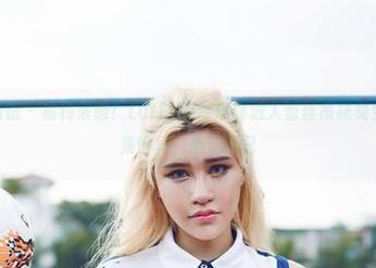 YouWu尤物馆 – 福利来啦！Luffy菲菲带你进入蕾丝吊袜兔女郎的魅力图集世界，心动不已