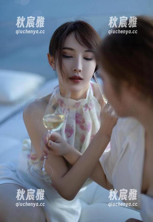 微密圈 - 难以置信，周妍希的内购无水印浴袍写真，真是时尚与诱惑的边缘舞蹈！