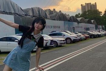 套图大公开！大肉丸Amiee白衬衫里的那些不经意的瞬间