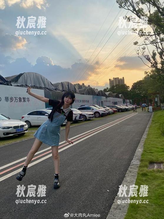 大肉丸Amiee 套图大公开!大肉丸Amiee白衬衫里的那些不经意的瞬间