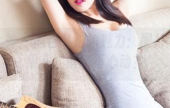 头条女神 – 黑色私拍的魅力：图片下的松果儿，谁能不心动？