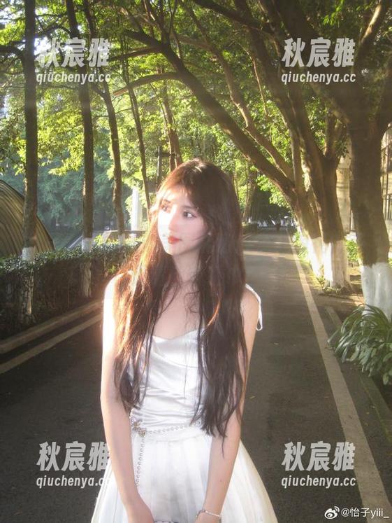怡子yiii 怡子yiii的泳池美图能激起多少浪花?资源请自备纸巾!