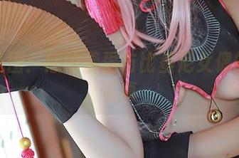 夏日氛围：您的蛋蛋与比基尼女偶的轻松写真