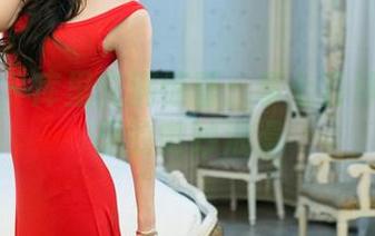 推女郎 – 库里充满惊喜：李七喜泳池写真里的微妙浪漫