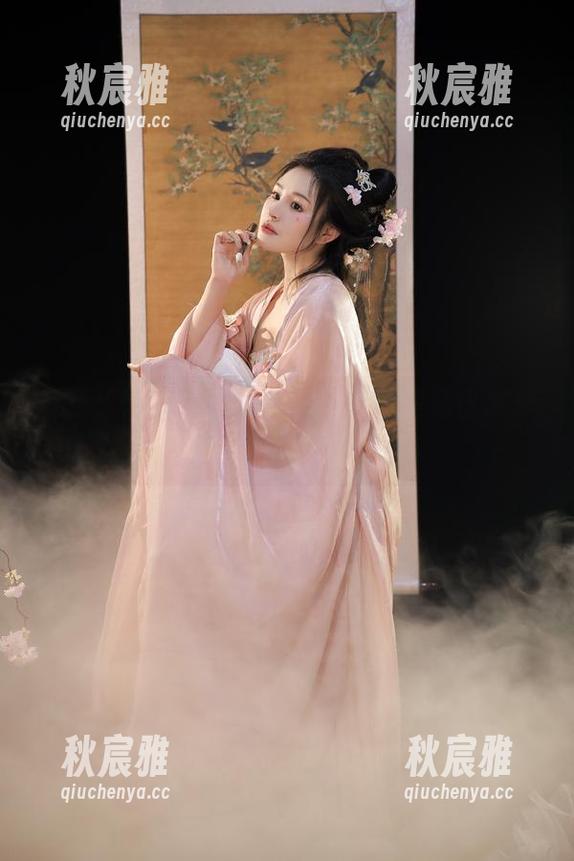 在篝火照耀下的桃暖酱，绝对是夏日恋爱前奏的照片集！