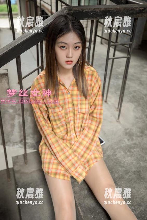 梦丝女神 - 难道校服也能时尚？晓晓最新套图解锁校园的无限可能！