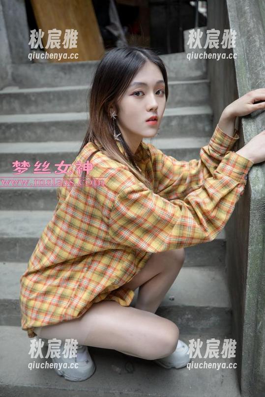 梦丝女神-花月舞 梦丝女神 - 花月舞在泳池中游弋,最新照片让人想为她打call