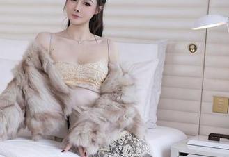 秀人网 – 在会飞的小虎牙的圣诞图册里，发现被遗忘的节日尴尬时刻——还有那一套奇怪的圣诞袜！