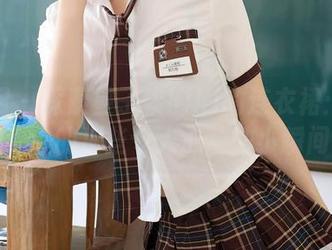 秀人网 – 探索星子柒kiki的连衣裙：图集资源中的那些令人心动的小瞬间！