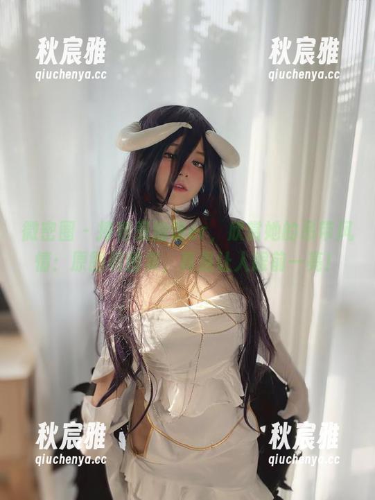 微密圈 - 捧着葱油饼er，欣赏她的吊带风情：原图和图集，真是让人眼前一亮！