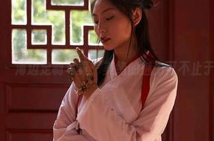 蜜桃社 – 海边定制写真：美绪的魅力可不止于海浪！