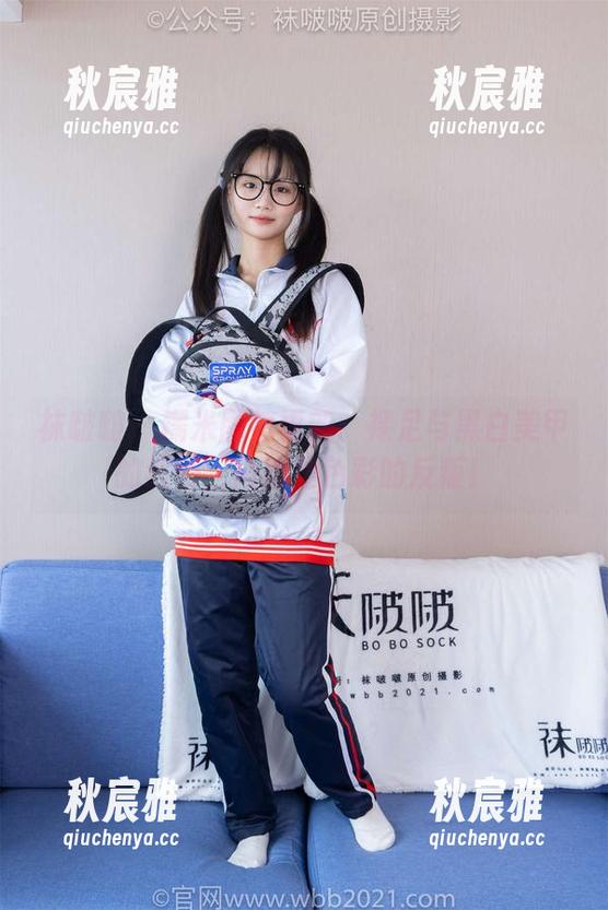 袜啵啵 - 糯米图包更新：裸足与黑白美甲的结合，简直是色彩的反叛！