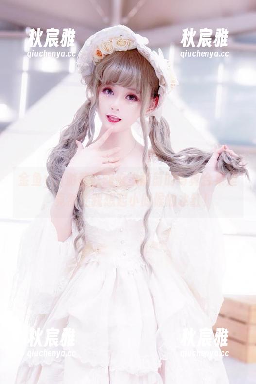 金鱼yui游荡在旗袍玉藻前的写真合集里，竟然让我想起小时候的水缸！
