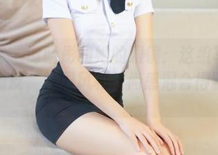 青豆客 – 谭晓彤和她的眼镜：这组写真简直是调皮，校园风和时尚感混合得刚刚好。